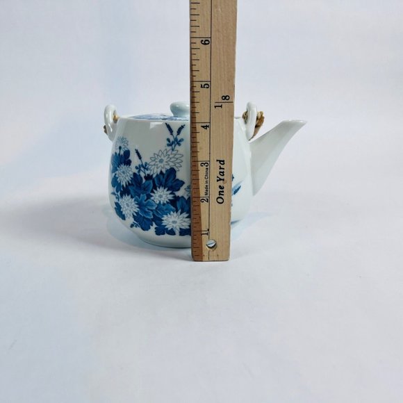 Japanese Dobin Floral Arita-yaki Porcelain Debeso Blue White Teapot - Picture 7 of 7